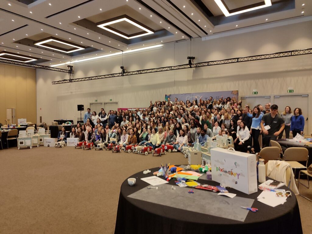 Gente reunida en una acción de Responsabilidad SocialCorporativa en las Jornadas de Port Aventura Business & Events